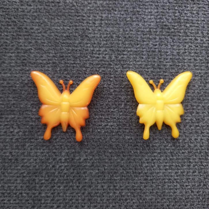 Plastic vlinderbroches 2 stuks, gelig en oranje, jaren '70, Sieraden, Tassen en Uiterlijk, Broches, Gebruikt, Overige materialen