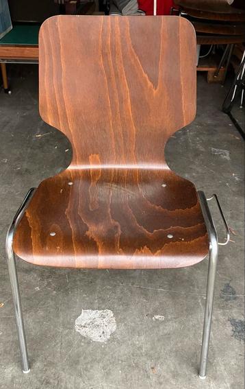 4 Houten stoelen met metalen poten beschikbaar voor biedingen