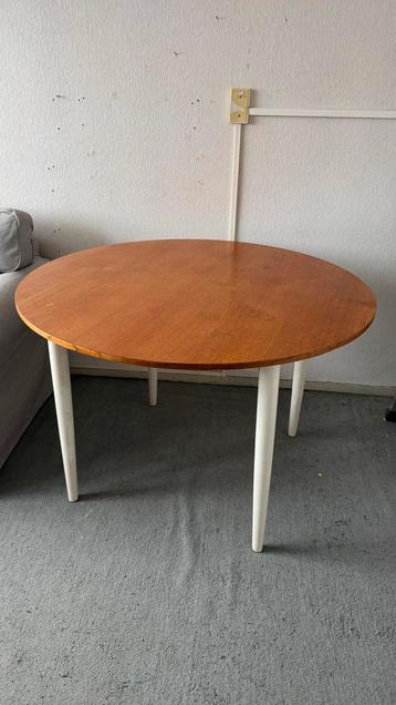 Houten vintage ronde eettafel beschikbaar voor biedingen
