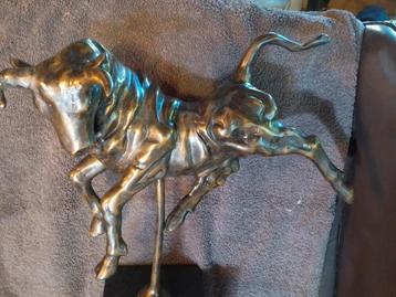 Bronzen sierelement op sokkel Stier beschikbaar voor biedingen