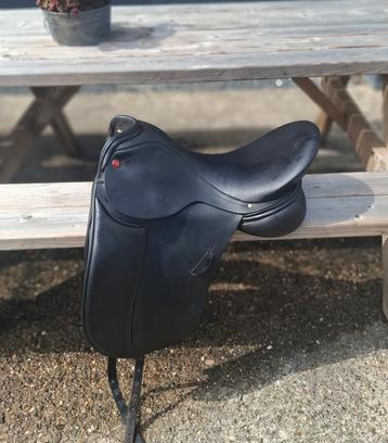 ALBION SLK DRESSUURZADEL 17 INCH beschikbaar voor biedingen