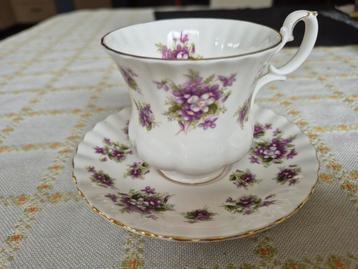 Royal Albert Sweet Violets Kop en Schotel beschikbaar voor biedingen