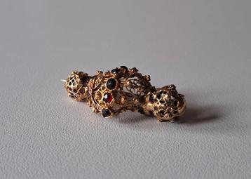 Antieke gouden broche met granaten beschikbaar voor biedingen