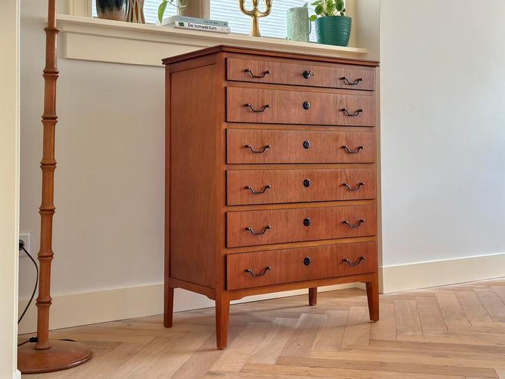 Vintage ladekast teak hout deens messing jaren 50/60/70, Huis en Inrichting, Kasten | Ladekasten, Gebruikt, Minder dan 100 cm