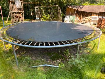 Grote trampoline.met extra set veren en doek beschikbaar voor biedingen