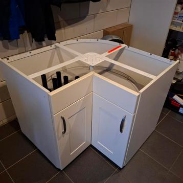 Hoekkast met carrousel beschikbaar voor biedingen