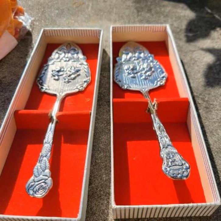 Antiek bestek, plus gebaksvormpjes, plus slagroomspuit, Antiek en Kunst, Antiek | Keukenbenodigdheden, Ophalen of Verzenden