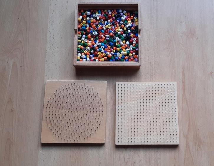 Kralenplank 2x met bak kralen, Kinderen en Baby's, Speelgoed | Educatief en Creatief, Zo goed als nieuw, Ophalen of Verzenden