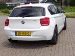 BMW 1-Serie 114I 75KW 5-DR 2013 Wit, Auto's, BMW, 65 €/maand, Stof, Electronic Stability Program (ESP), Zwart