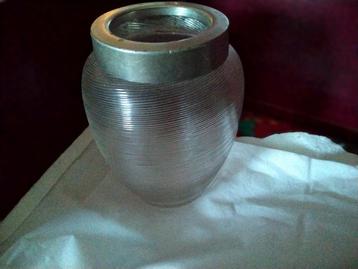Antieke lepelvaasje van geribbeld glas en metalen rand beschikbaar voor biedingen
