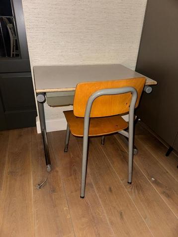 Vintage / Retro ~ Schoolmeubilair ~ 2 sets ~ tafel + stoel beschikbaar voor biedingen