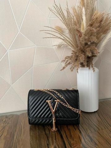 Elegante Zwarte Handtas met Gouden Details beschikbaar voor biedingen