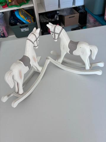 Houten hobbelpaarden beschikbaar voor biedingen