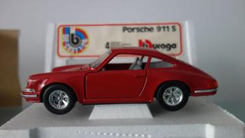Porsche 911S in schaal 1:24 van Burago