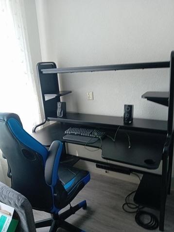 Gamebureau met stoel beschikbaar voor biedingen