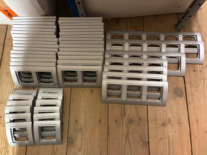 Gira afdekramen event aluminium kleur, Doe-het-zelf en Verbouw, Elektra en Kabels, Gebruikt, Overige typen, Ophalen of Verzenden