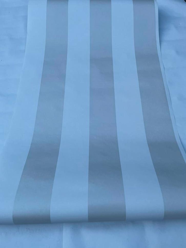 Vliesbehang Lille Pearlescent Stripe - Silver €5 per rol, Huis en Inrichting, Stoffering | Behang, Wit, Grijs, 10 tot 25 m², Ophalen of Verzenden