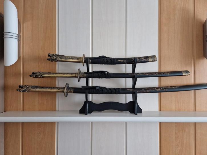 Set van 3 decoratieve Samurai Zwaarden met Drakenmotief, Antiek en Kunst, Kunst | Niet-Westerse kunst, Ophalen