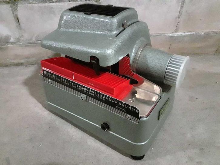 Liesegang vintage diaprojector is defect (gloeilamp stuk) b3, Audio, Tv en Foto, Diaprojectors, Ophalen of Verzenden