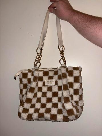 Handtas van teddy stof met wit/bruine ruitjes beschikbaar voor biedingen