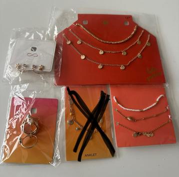 Nieuw: 4 delig sieradenset beschikbaar voor biedingen