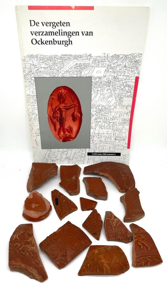 Terra Sigillate scherven - opgenomen in boek - bodemvondsten, Antiek en Kunst, Antiek | Keramiek en Aardewerk, Ophalen of Verzenden