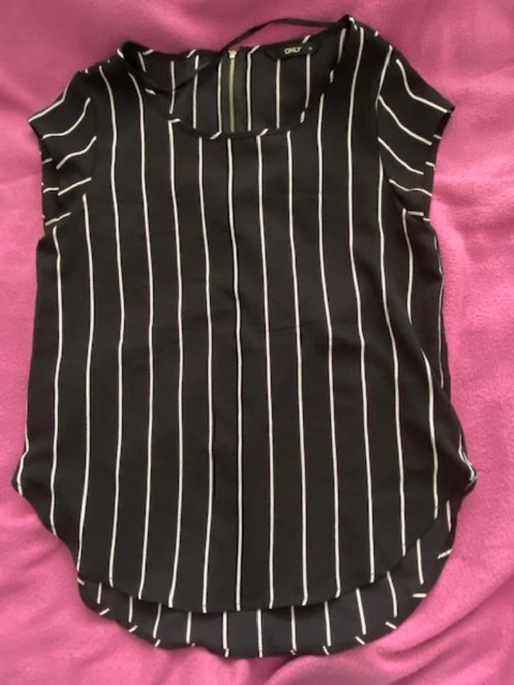 leuke zwarte top met witte strepen mt 34 als nieuw only, Kleding | Dames, Tops, Zo goed als nieuw, Maat 34 (XS) of kleiner, Zonder mouw