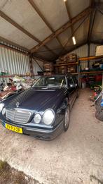 Mercedes-Benz E-Klasse 2.8 E280 Sedan Classic AUT 1999 Zwart, Auto's, Automaat, Achterwielaandrijving, 74 €/maand, Zwart