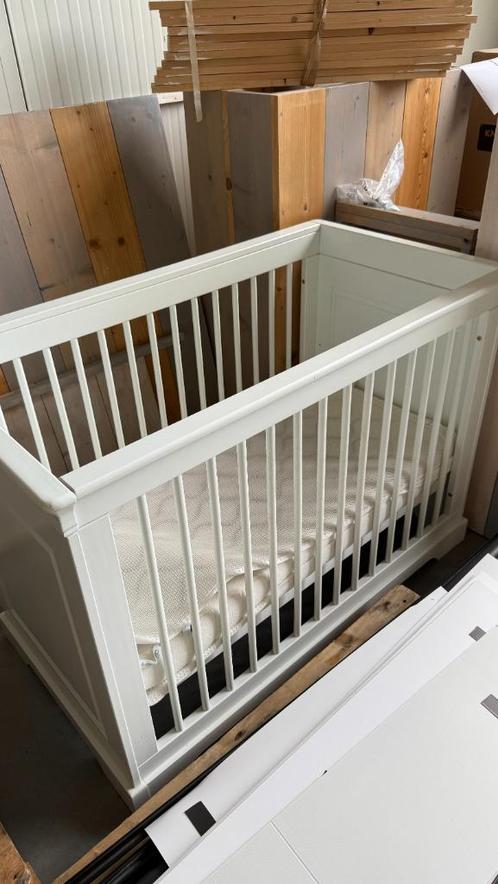 Kinderbedje met matras + Aerosleep hoes – zo goed als nieuw!, Kinderen en Baby's, Kinderkamer | Bedden, Gebruikt, 180 cm of meer