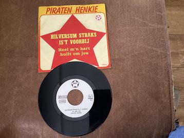 VINYL SINGLE PIRATEN HENKIE. HILVERSUM STRAKS IS HET VOORBIJ beschikbaar voor biedingen