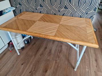 Mooie eettafel met houten blad beschikbaar voor biedingen
