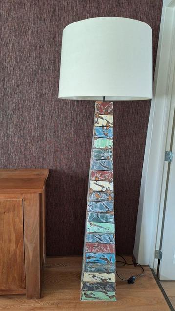 Houten gekleurde vloerlamp met kap beschikbaar voor biedingen