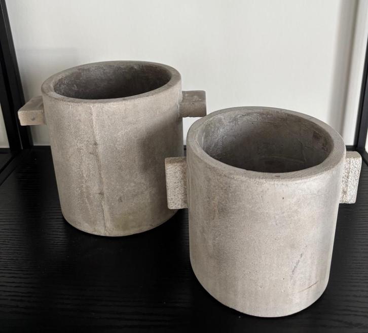 Serax 2 bloempotten, Tuin en Terras, Bloempotten, Gebruikt, Beton, Binnen, Balkon, Tuin, Minder dan 40 cm, Minder dan 25 cm, Rond