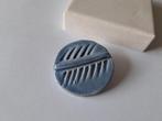 Oude keramiek broche gemerkt M, Sieraden, Tassen en Uiterlijk, Antieke sieraden, Verzenden, Overige materialen, Broche
