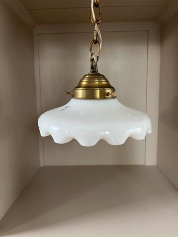 Vintage hanglamp met melkglazen kap en messing armatuur beschikbaar voor biedingen