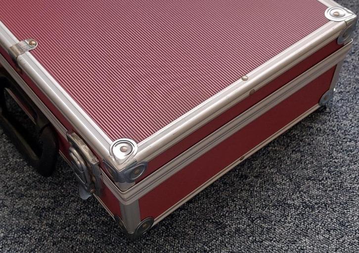 Aluminium en hardkunststof koffer met 2 sleutels, Sieraden, Tassen en Uiterlijk, Koffers, Gebruikt, Hard kunststof, Minder dan 50 cm