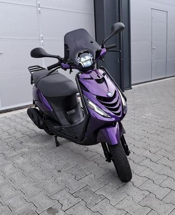 Piaggio Zip 4T Scooter Glans Paars FULL LED 45km/u (BROM) beschikbaar voor biedingen