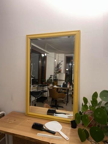 Twee Vintage Gele Spiegels beschikbaar voor biedingen