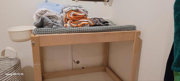 IKEA Commode/Verschoontafel met Kussen, Kinderen en Baby's, Kinderkamer | Commodes en Kasten, Gebruikt, Minder dan 90 cm, 75 tot 100 cm