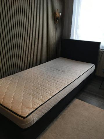 Eenpersoonsbed met een matras van 90x200 beschikbaar voor biedingen