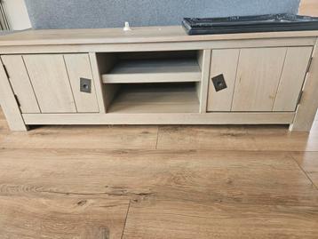 Tv meubel/kastje hout met opbergruimte beschikbaar voor biedingen