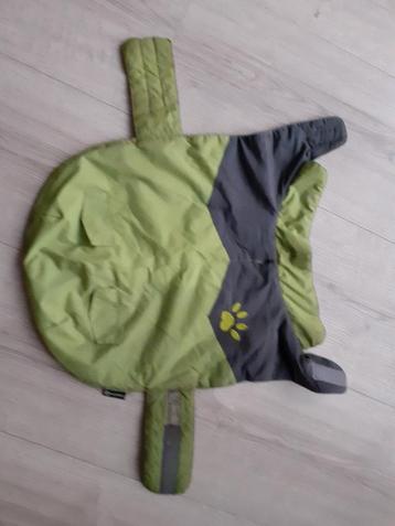 Honden regenjas gebruikt voor kleine hond ( borderterrier) beschikbaar voor biedingen