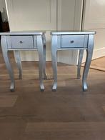 2 nachtkastjes /tafeltjes met lade. Zilver, Huis en Inrichting, Slaapkamer | Nachtkastjes, Ophalen, Zo goed als nieuw, Minder dan 45 cm