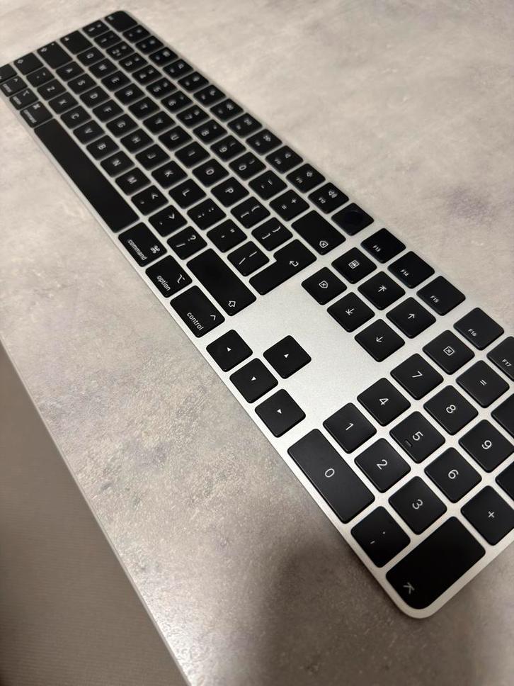 Apple Magic Keyboard met Touch ID (Numeriek), Computers en Software, Toetsenborden, Zo goed als nieuw, Qwerty, Draadloos, Multimediatoetsen