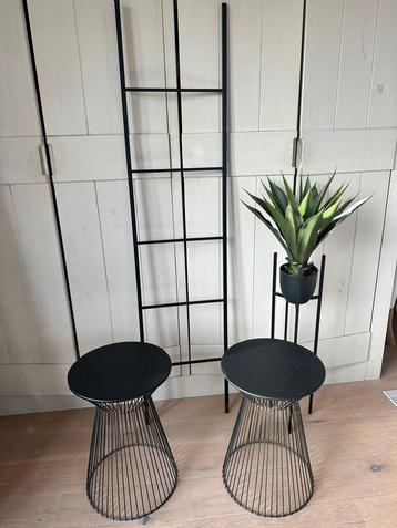 Set van zwarte metalen ladder bijzettafels en plantenhouder beschikbaar voor biedingen