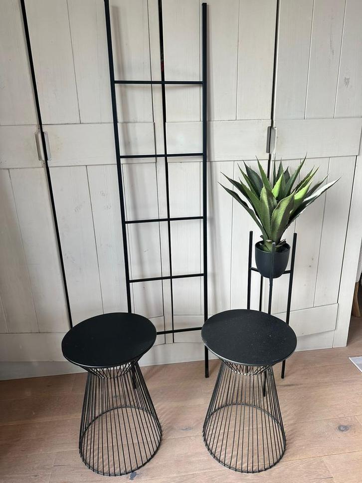 Set van zwarte metalen ladder bijzettafels en plantenhouder, Huis en Inrichting, Woonaccessoires | Zuilen en Pilaren, Zo goed als nieuw