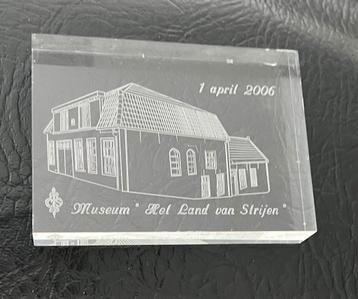 Plexiglas blok gegraveerd museum land van Strijen 2006 beschikbaar voor biedingen