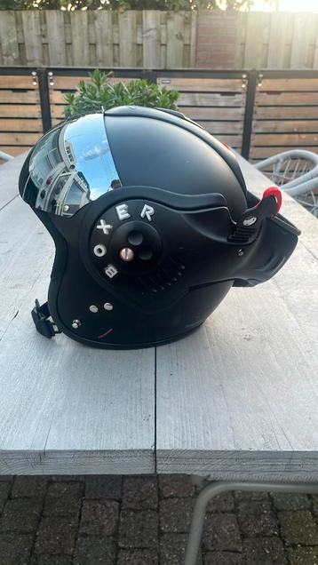 Boxer helm beschikbaar voor biedingen