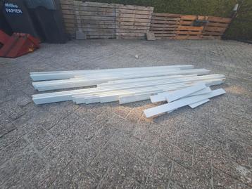 Witte hoge plinten  beschikbaar voor biedingen