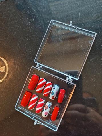 Zelfgemaakte nepnagels - Kerst thema beschikbaar voor biedingen